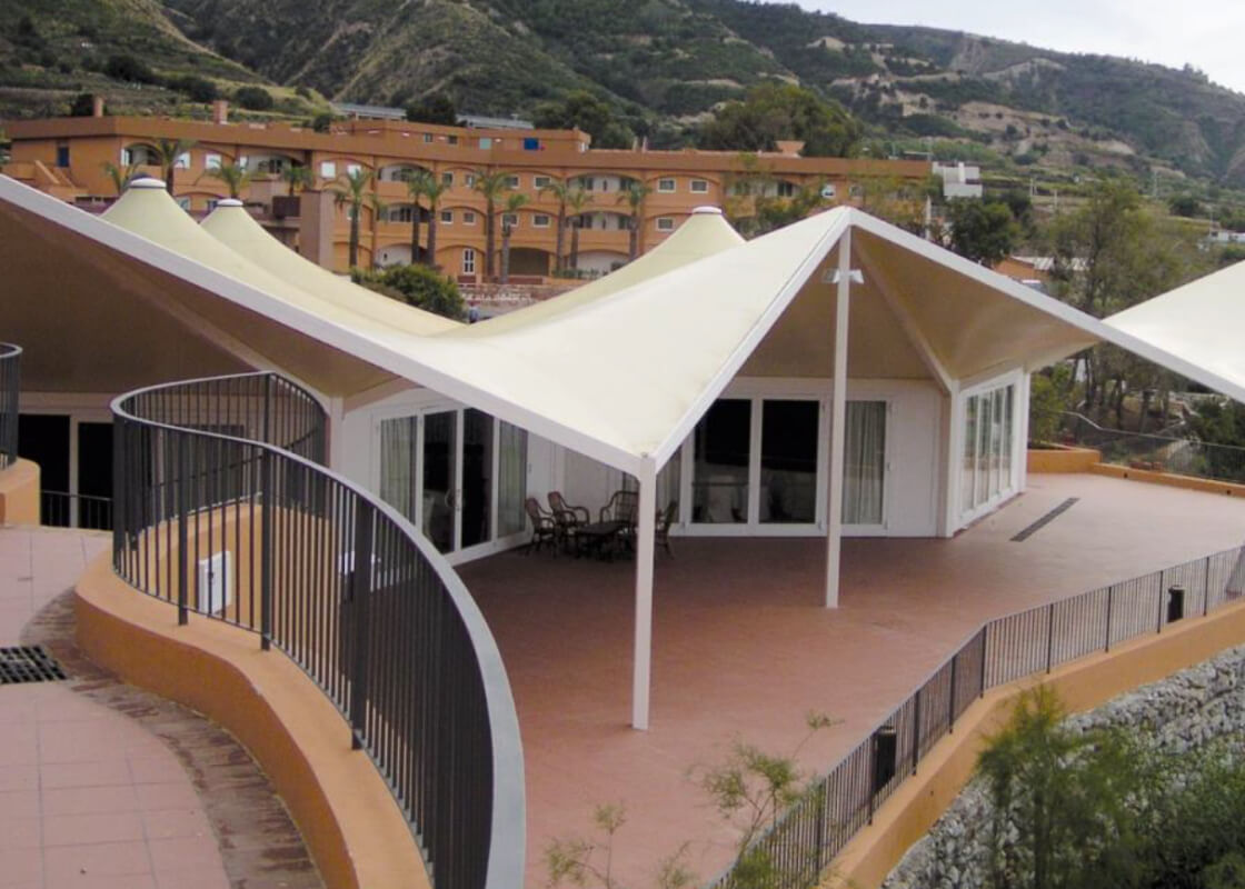 Espaces extérieurs adaptés aux activités éducatives.