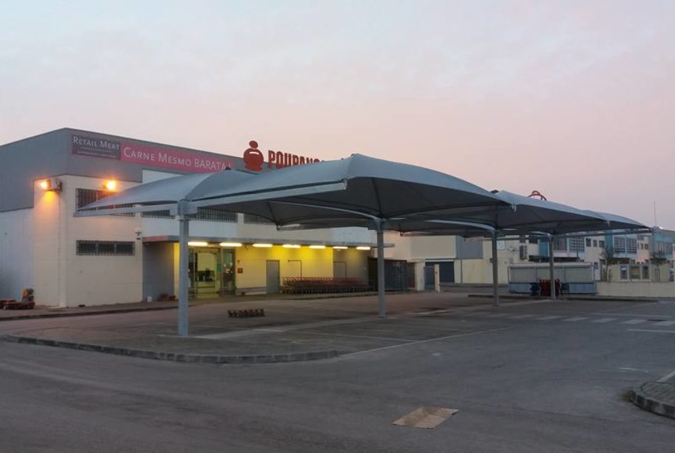 Abris pour un garage automobile ou un atelier de réparation